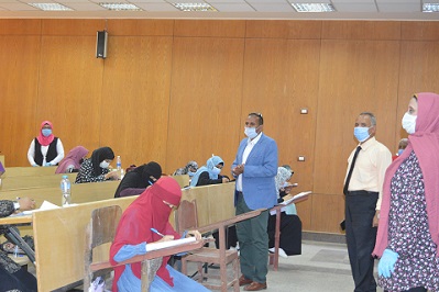 University president inspects fourth year exams on its first day