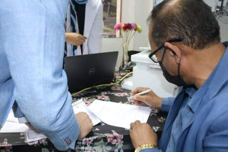 Aswan University President Witnesses the Medical Staffs Receiving the New Corona Virus Vaccine According to the Priority of Registration