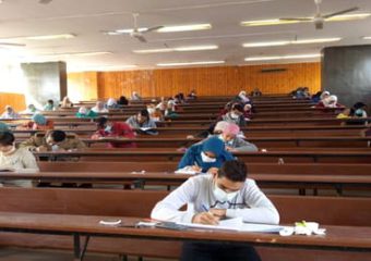 Aswan University president inspects the Exams Committees of the first semester for 2021/2022