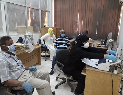 عميد الكلية يتابع أعمال التصحيح الإلكتروني