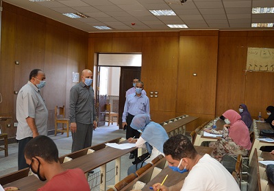 نائب رئيس الجامعة يتابع امتحانات الدراسات العليا