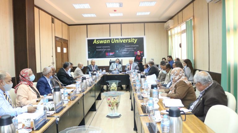 رئيس جامعة أسوان : تعاون بين الجامعة والمؤسسات التنفيذية والخدمية لتنفيذ رؤية مصر 2030