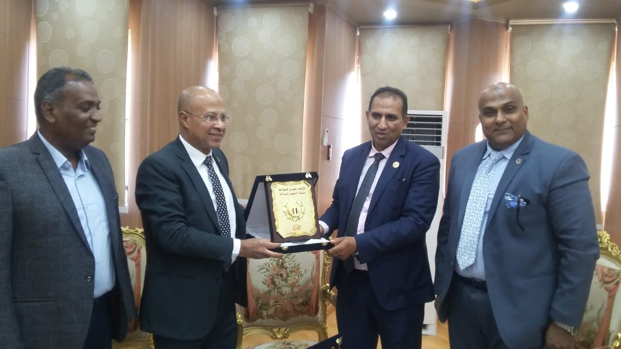 رئيس جامعة أسوان : يشهد توقيع برتوكول تعاون بين كلية التربية الرياضية ومنطقة الصعيد للسباحة