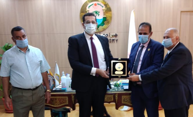 رئيس جامعة أسوان : يستقبل رئيس الجامعة المصرية الإلكترونية لبحث سبل التعاون بين الطرفين