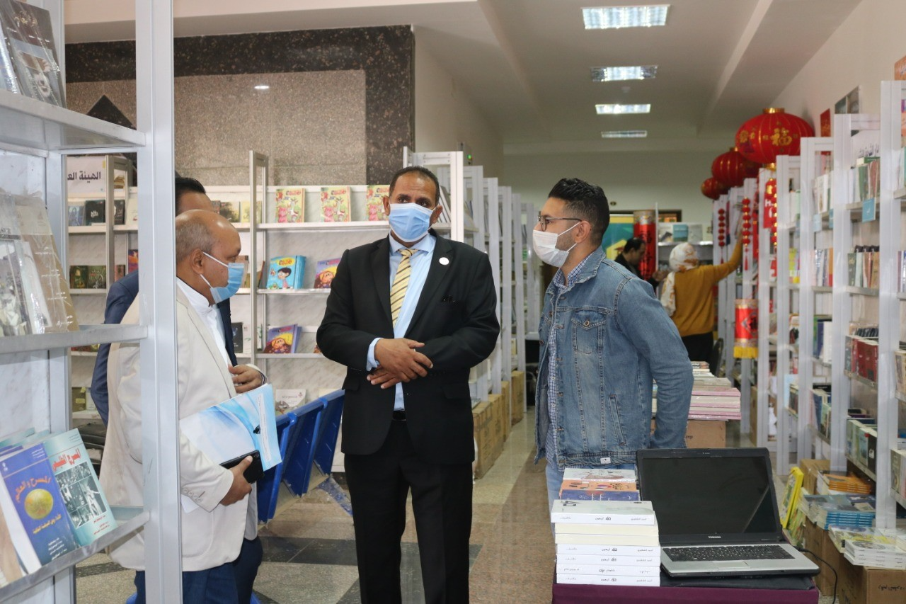 رئيس جامعة أسوان:  إقبال كبير من الطلاب والجمهور بمعرض الكتاب