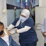 رئيس جامعة أسوان يشهد تلقي الأطقم الطبية للقاح كورونا المستجد حسب أولوية التسجيل