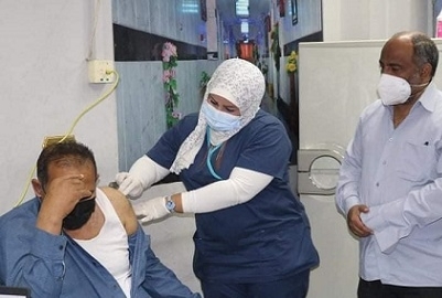 رئيس جامعة أسوان يشهد تلقي الأطقم الطبية للقاح كورونا المستجد حسب أولوية التسجيل