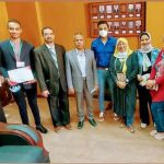 تكريم عميد الكلية لطلاب أسرة أوسكار لجهودهم في دعم الأنشطة الطلابية
