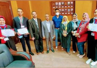 تكريم عميد الكلية لطلاب أسرة أوسكار لجهودهم في دعم الأنشطة الطلابية