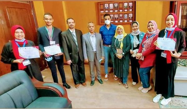 تكريم عميد الكلية لطلاب أسرة أوسكار لجهودهم في دعم الأنشطة الطلابية