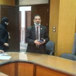 متابعة سير عملية تسليم أوراق الأسئلة لمراقبي اللجان داخل قاعة الاجتماعات