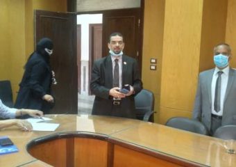 متابعة سير عملية تسليم أوراق الأسئلة لمراقبي اللجان داخل قاعة الاجتماعات