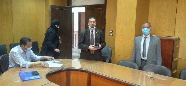 متابعة سير عملية تسليم أوراق الأسئلة لمراقبي اللجان داخل قاعة الاجتماعات