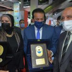 جامعة اسوان تشارك بمعرض أخبار اليوم التعليمي وتهدي درعها لوزيري التعليم العالي والصناعة