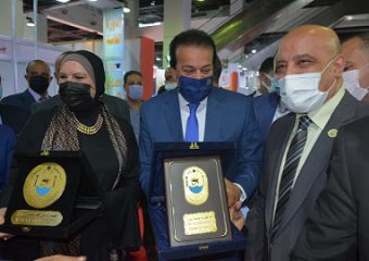جامعة اسوان تشارك بمعرض أخبار اليوم التعليمي وتهدي درعها لوزيري التعليم العالي والصناعة
