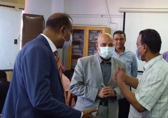 رئيس جامعة أسوان يتفقد اختبارات العمالة الغير منتظمة