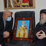 وفد جامعة أسوان يقدم العزاء بالكنيسة في وفاة المتنيح الأنبا هدرا