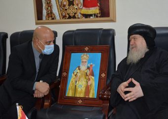 وفد جامعة أسوان يقدم العزاء بالكنيسة في وفاة المتنيح الأنبا هدرا