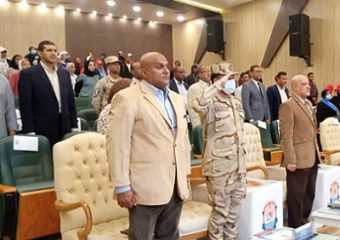 رئيس جامعة أسوان يكرم أسر الطلاب الشهداء خلال احتفالية ختام الاتحادات الطلابية