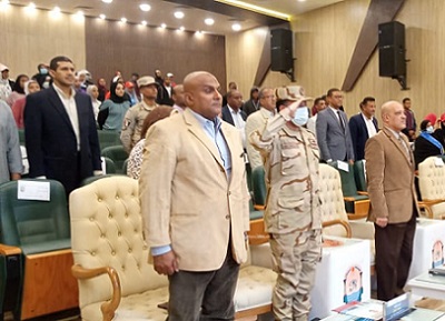 رئيس جامعة أسوان يكرم أسر الطلاب الشهداء خلال احتفالية ختام الاتحادات الطلابية