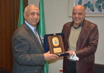 رئيس الأكاديمية العربية للعلوم والتكنولوجيا والنقل البحري يكرم الدكتور أيمن عثمان رئيس جامعة أسوان