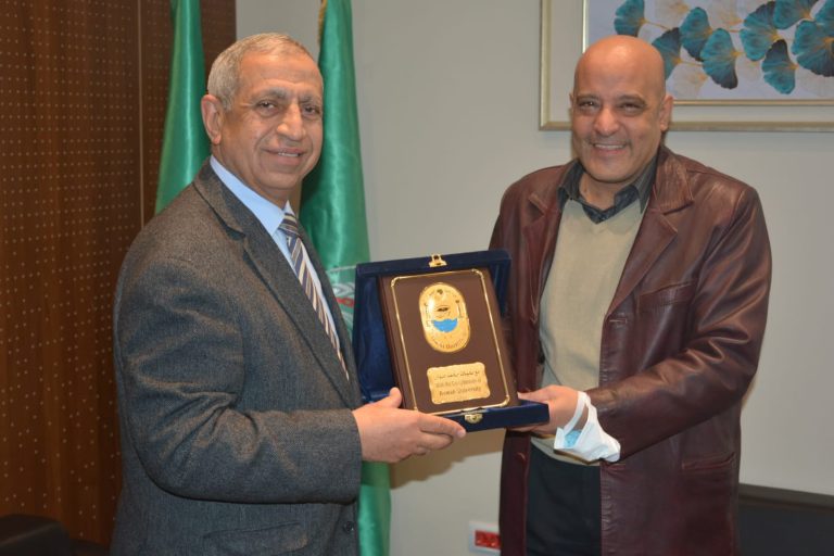 رئيس الأكاديمية العربية للعلوم والتكنولوجيا والنقل البحري يكرم الدكتور أيمن عثمان رئيس جامعة أسوان