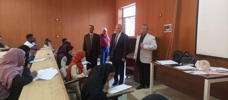 زيارة الأستاذ الدكتور/ أيمن محمود عثمان رئيس جامعة أسوان لكلية التربية
