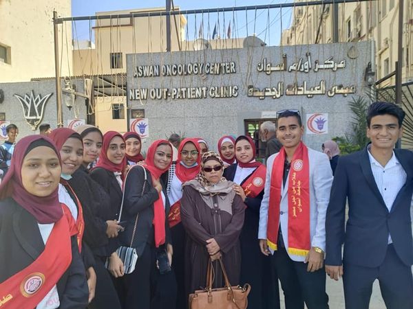 زيارة طلاب كلية التربية لمركز الأورام باسوان لتنفيذ مبادرة جبر الخواطر المقدمة من وكالة الكلية لشئون خدمة المجتمع وتنمية البيئة